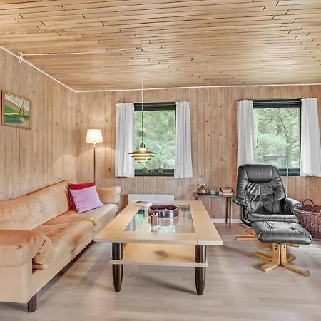 3 Bedroom Beach Front Home In Blavand Blåvand