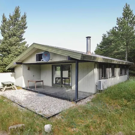 3 Bedroom Beach Front Home In Blavand *